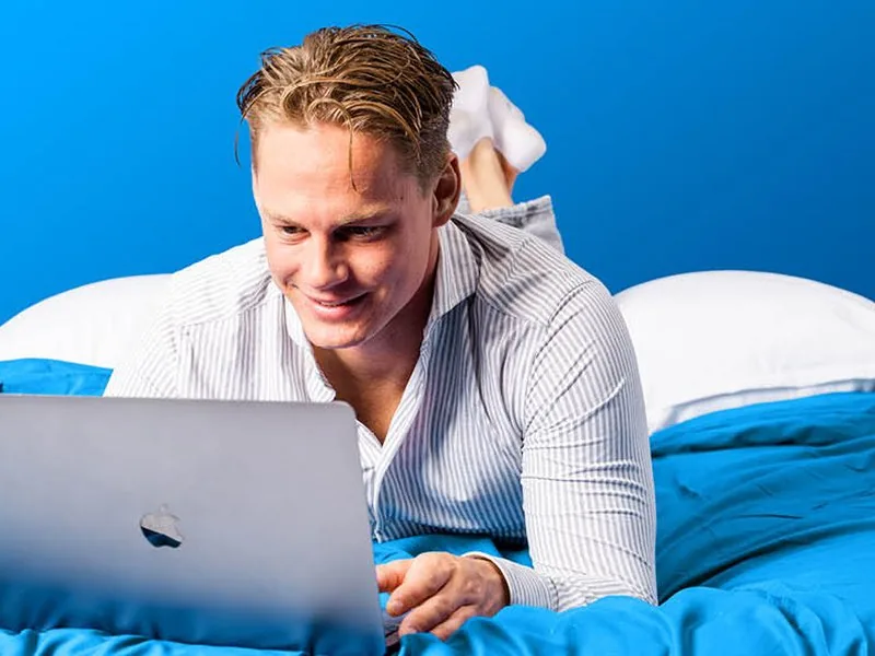Man doet thuis in Rotterdam een SOA test via zijn laptop