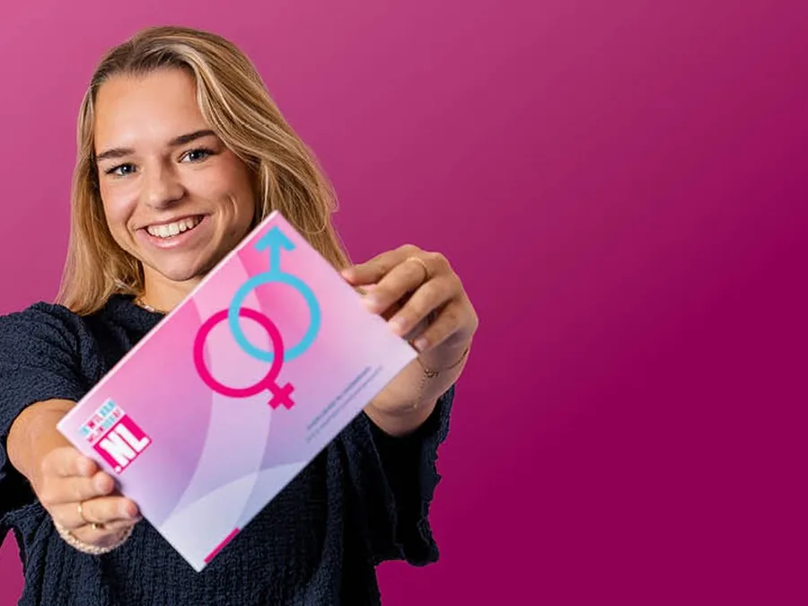 Vrouw toont haar SOA test van SOA Test Rotterdam