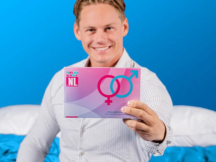 Man toont de discreet verpakte SOA test van SOA Test Rotterdam